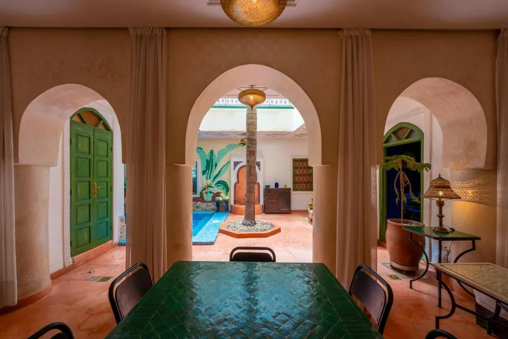 Riad Celia à Marrakech — salon ouvert sur le patio et la piscine