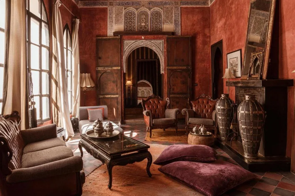 Riad Dar Darma à Marrakech — salon traditionnel du riad
