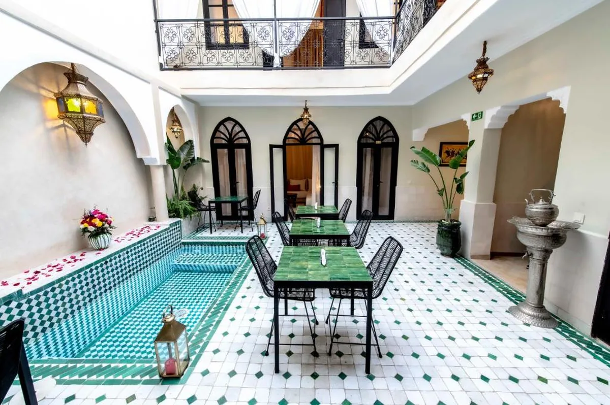Riad Dar Yousra à Marrakech — patio et piscine du riad