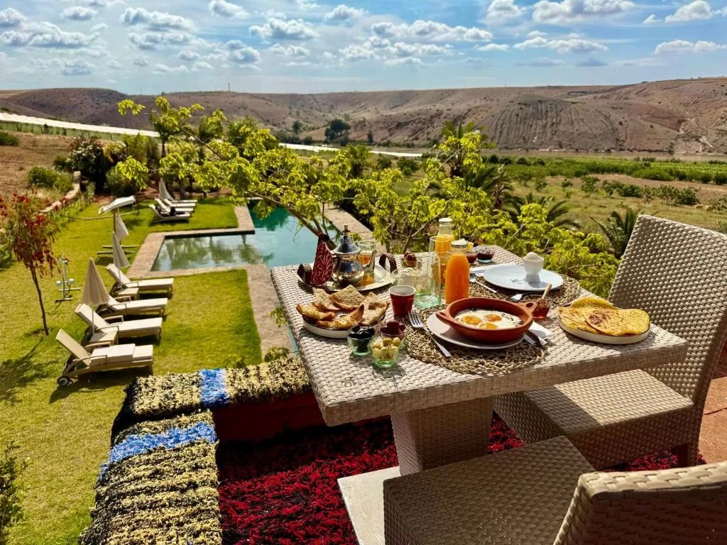 Kasbah Oum Rabia à Boulaouane — petit-déjeuner face à la piscine et à la vallée